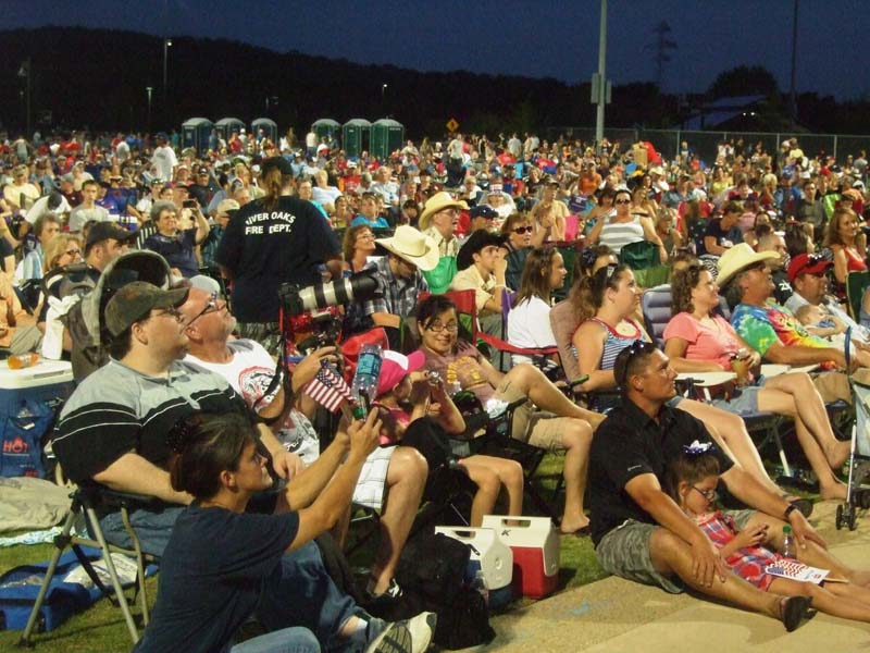 photo of crowd at the July 4, 2012 Concert and Fireworks Show